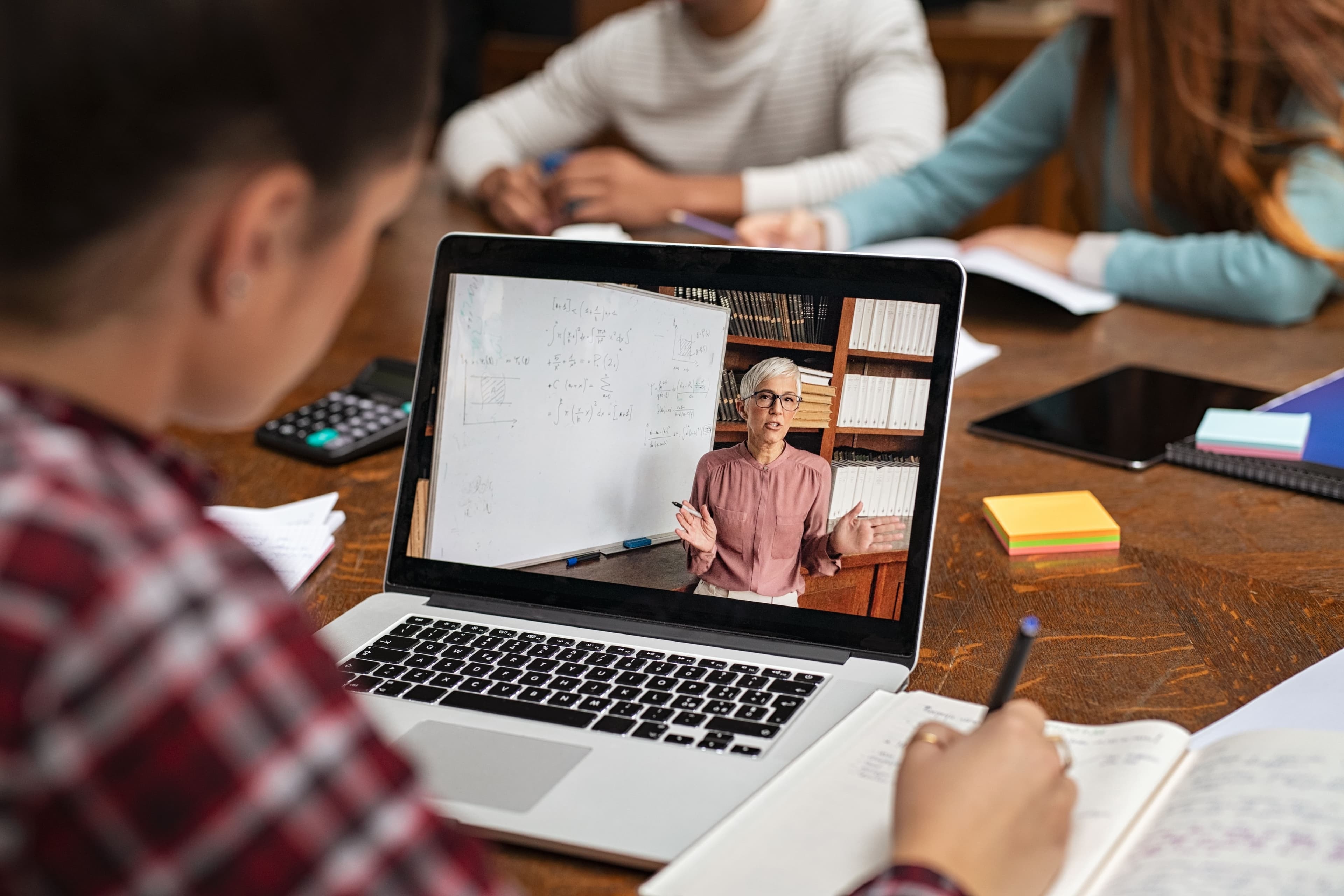 Aide aux devoirs en ligne avec e-supadom.fr pour accompagner les élèves du primaire au supérieur dans toutes les matières